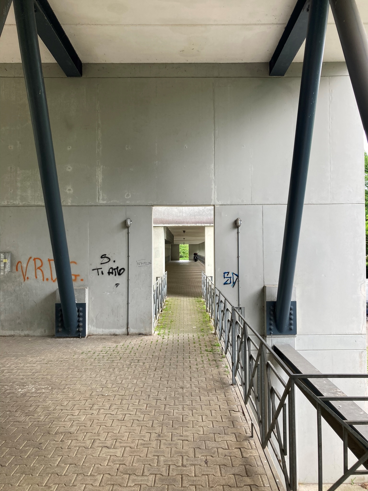 Il percorso pedonale visto dal portico d'ingresso