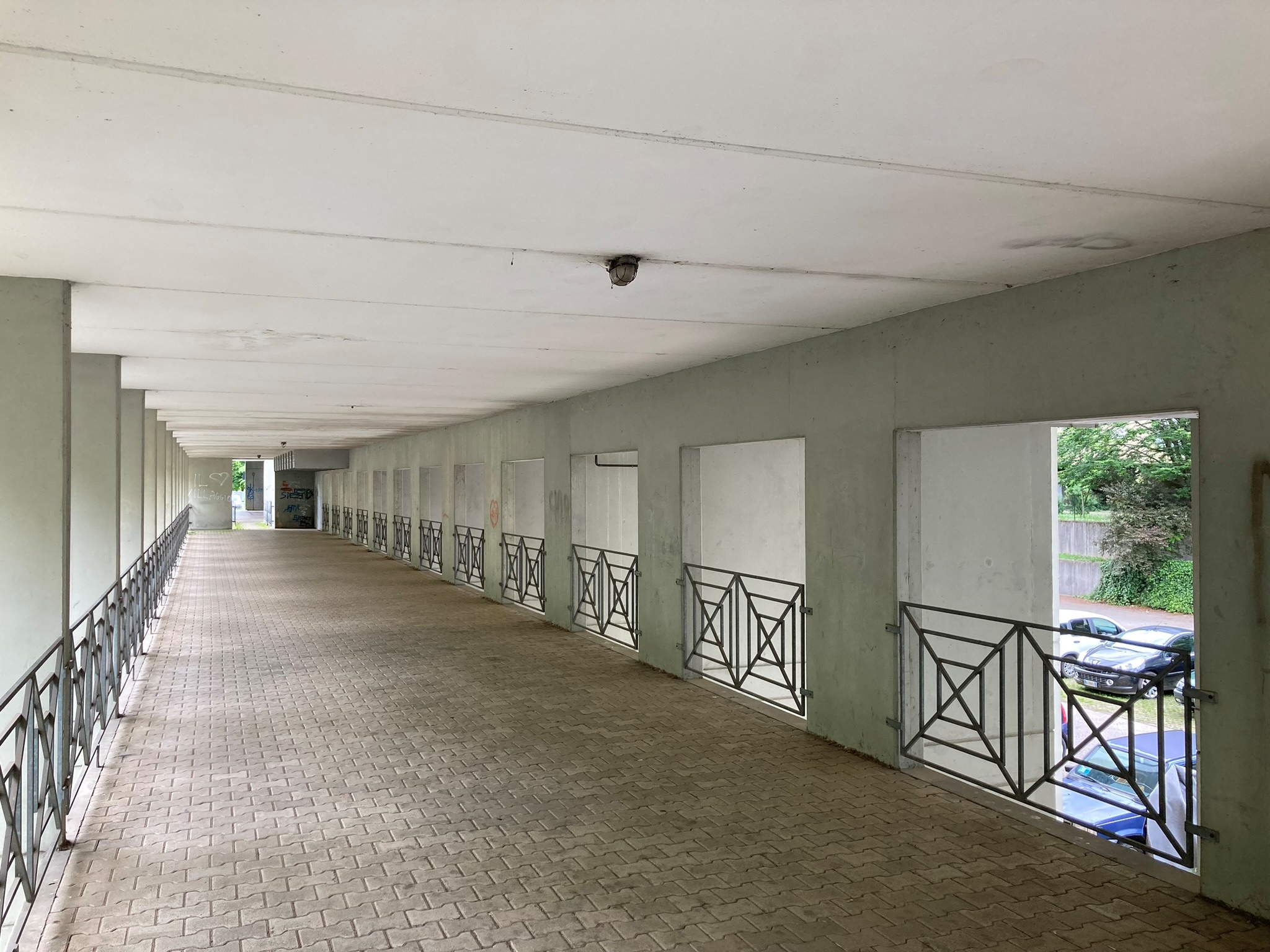 Il percorso pedonale sotto l'edificio