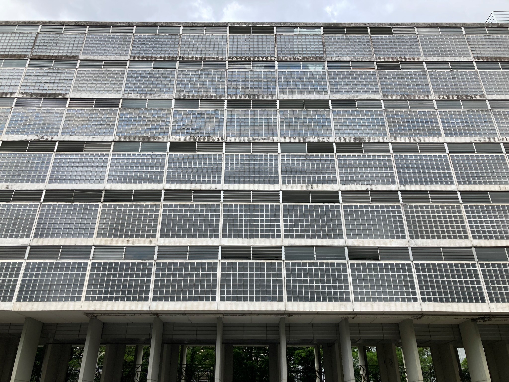 La facciata con i ballatoi di distribuzione