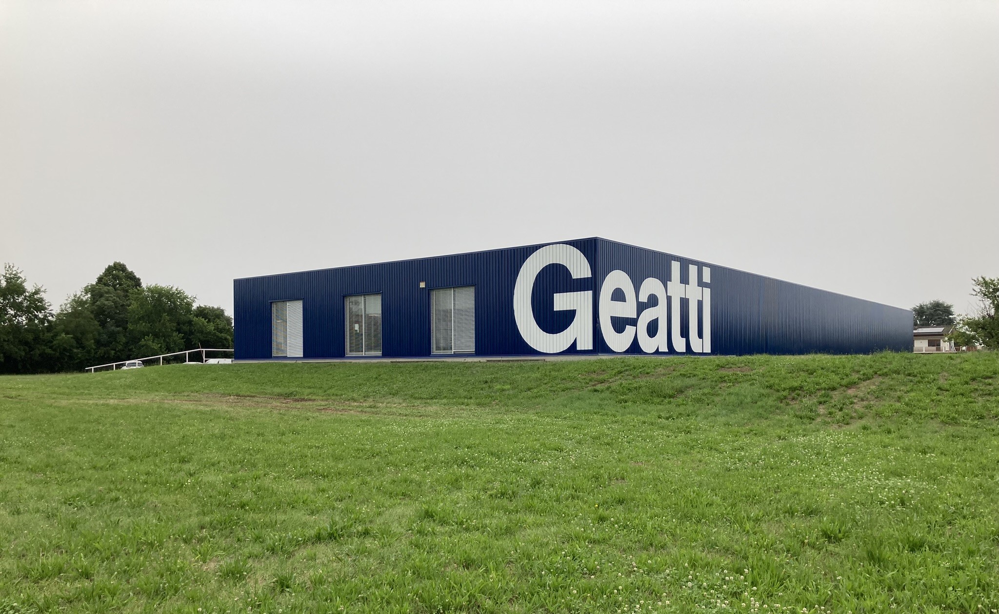 Veduta con il prato antistante