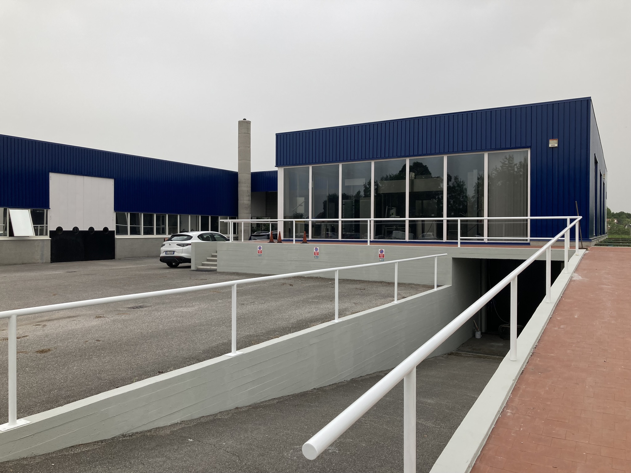 La rampa pedonale d'ingresso