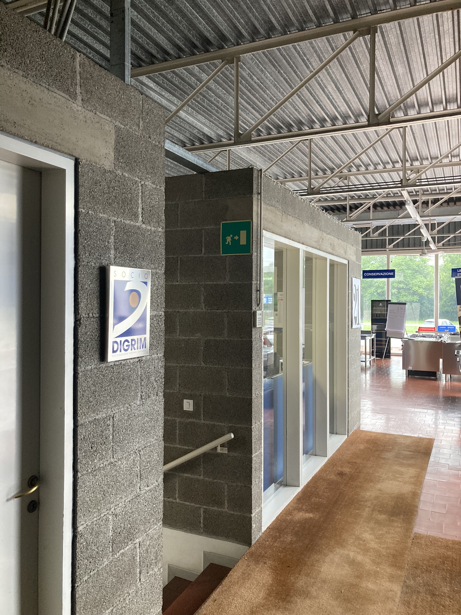 Scorcio del corpo uffici e showroom