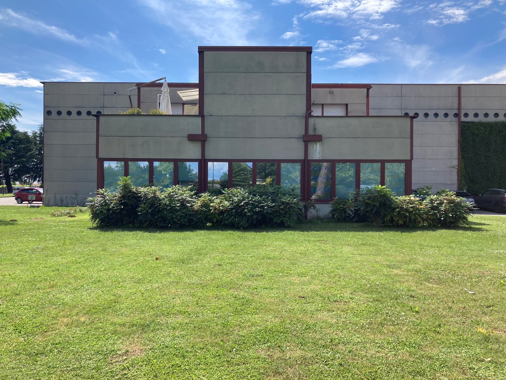 Il corpo uffici e l'appartamento del custode