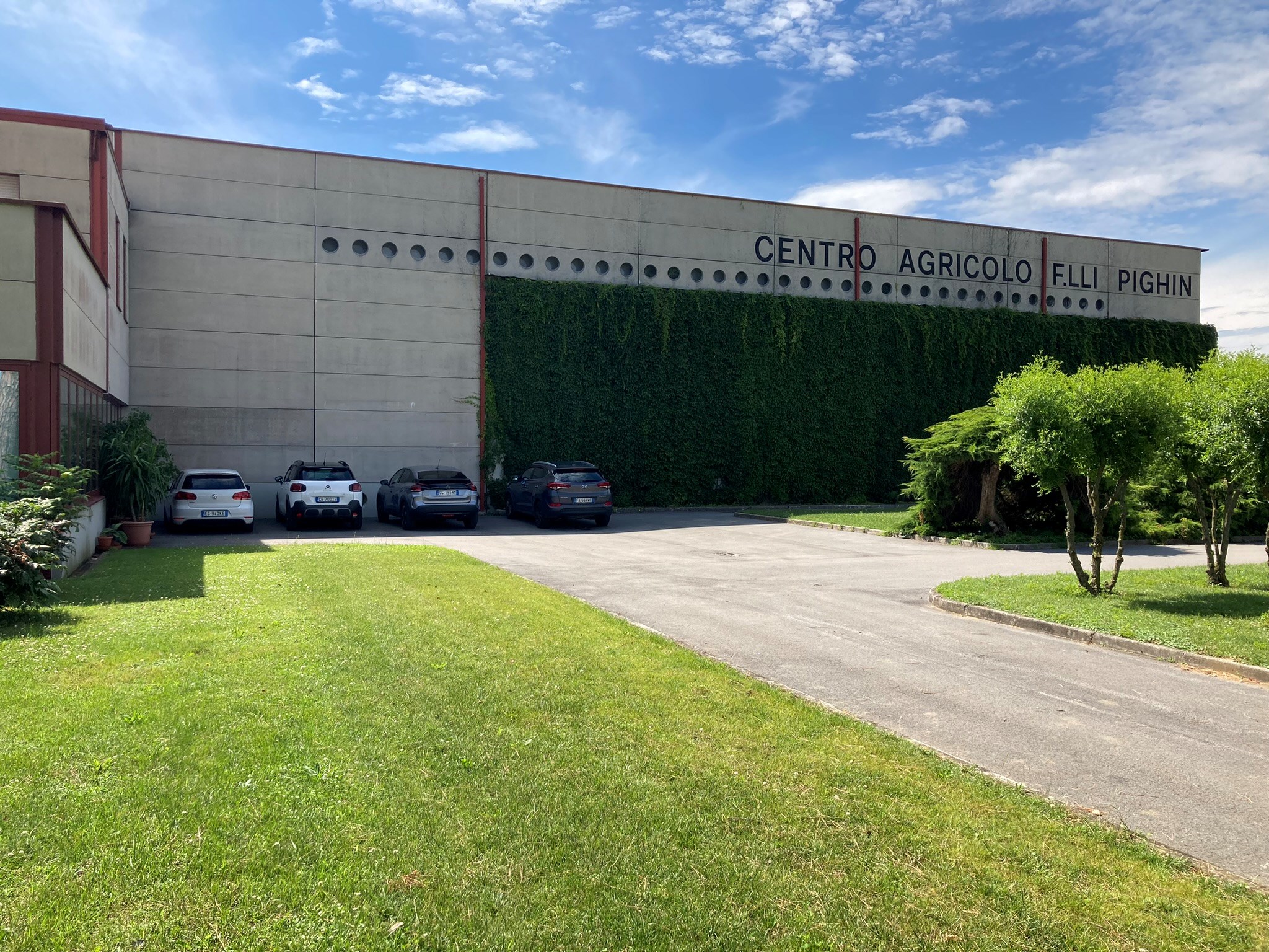 Il fronte strada con la parete verde