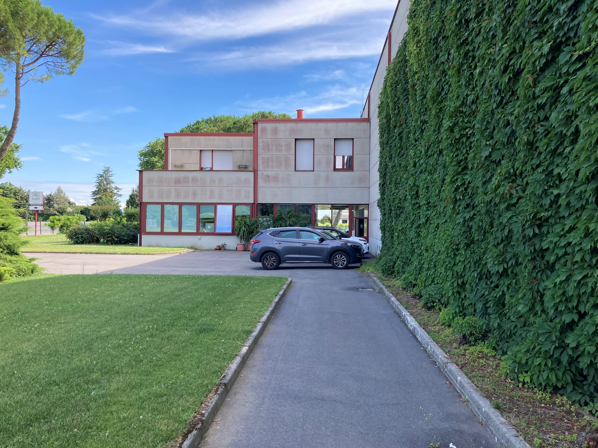 Il corpo uffici e l'appartamento del custode