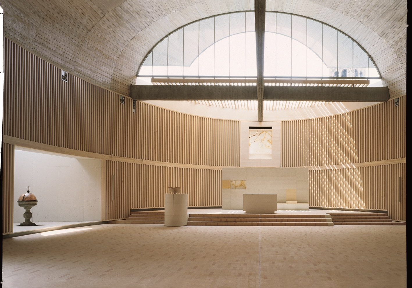 L'aula nuova in direzione dell'altare