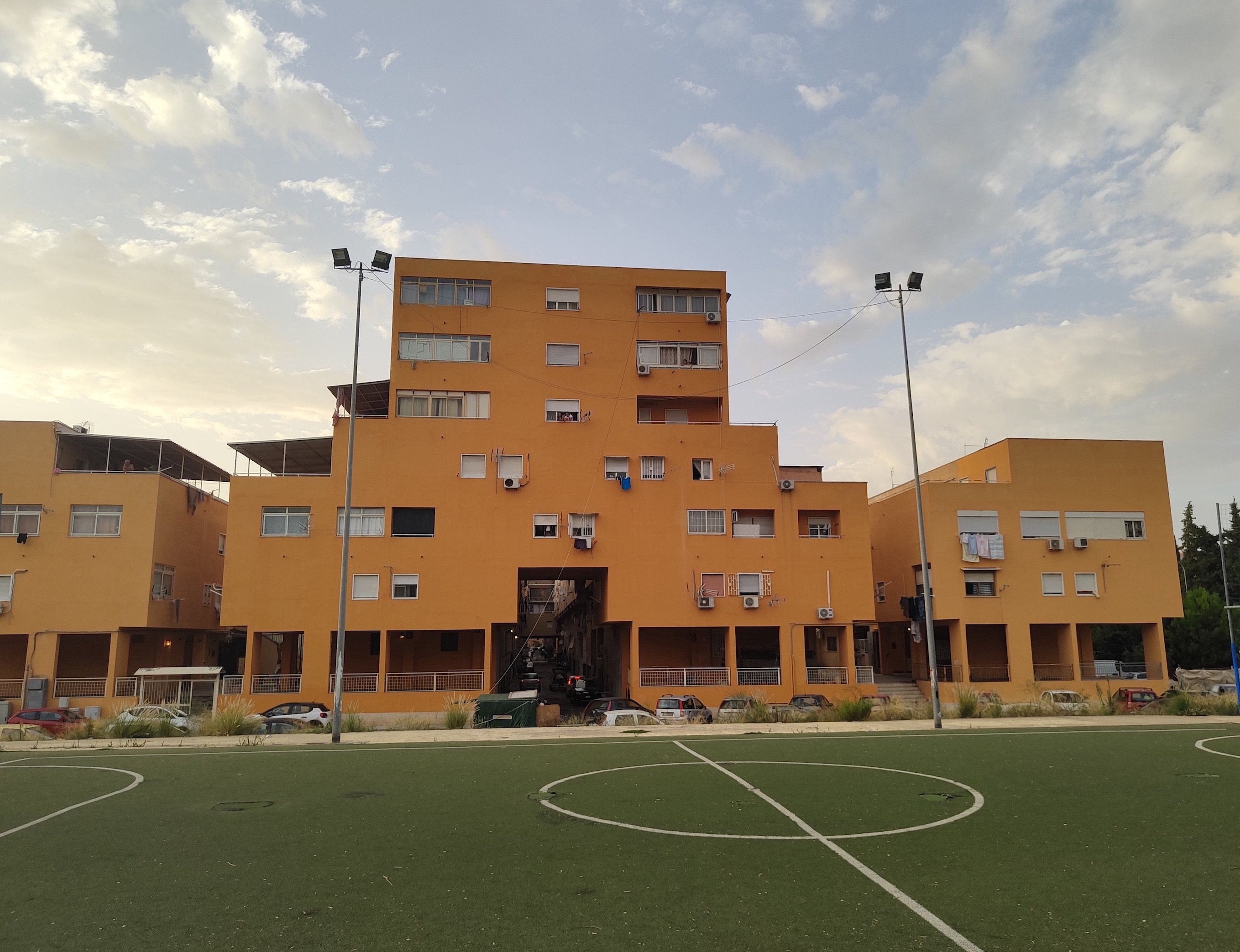 Vista di un'insula dal campetto di calcio