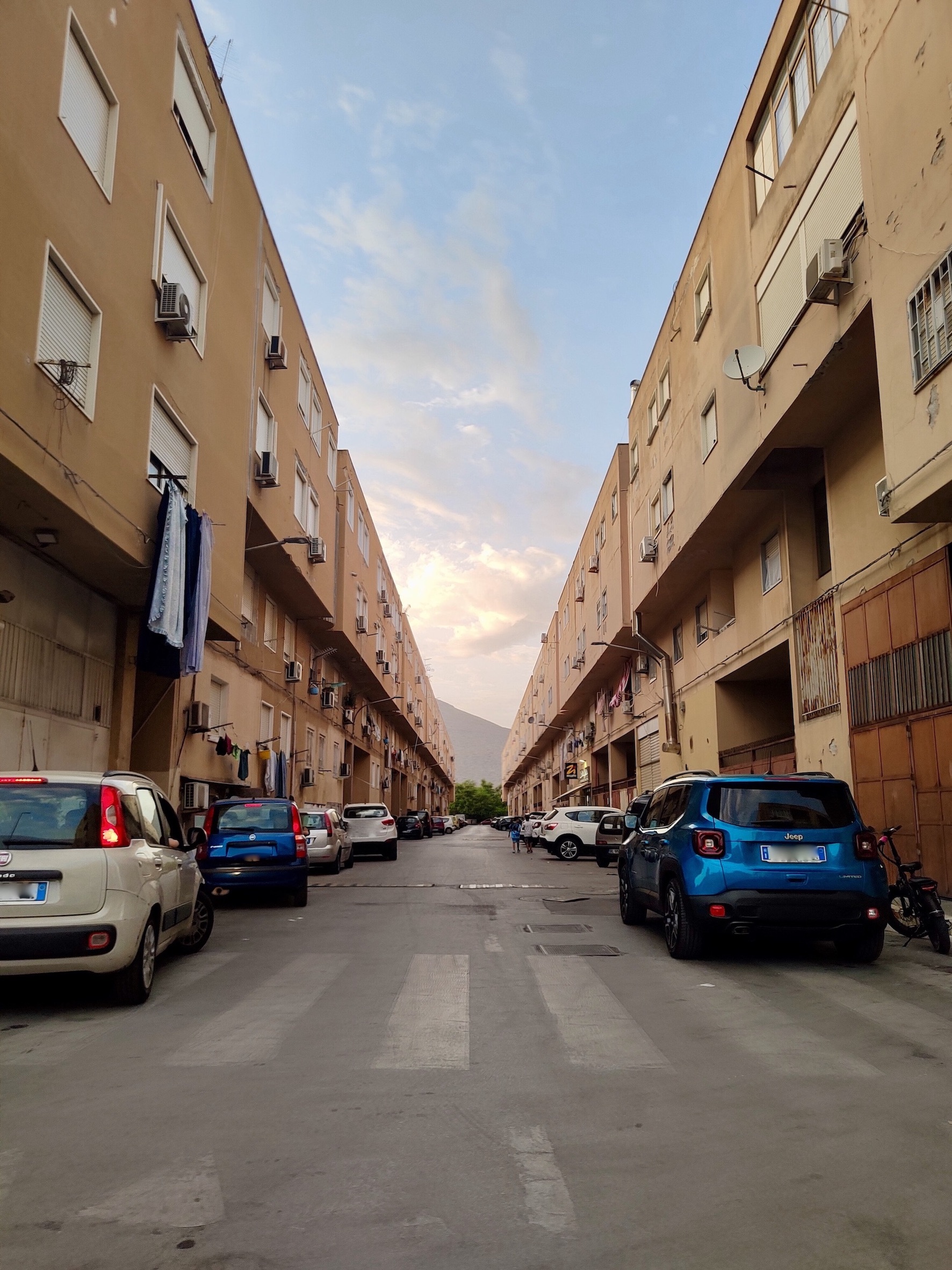 Vista di una strada di transito interno fra insulae