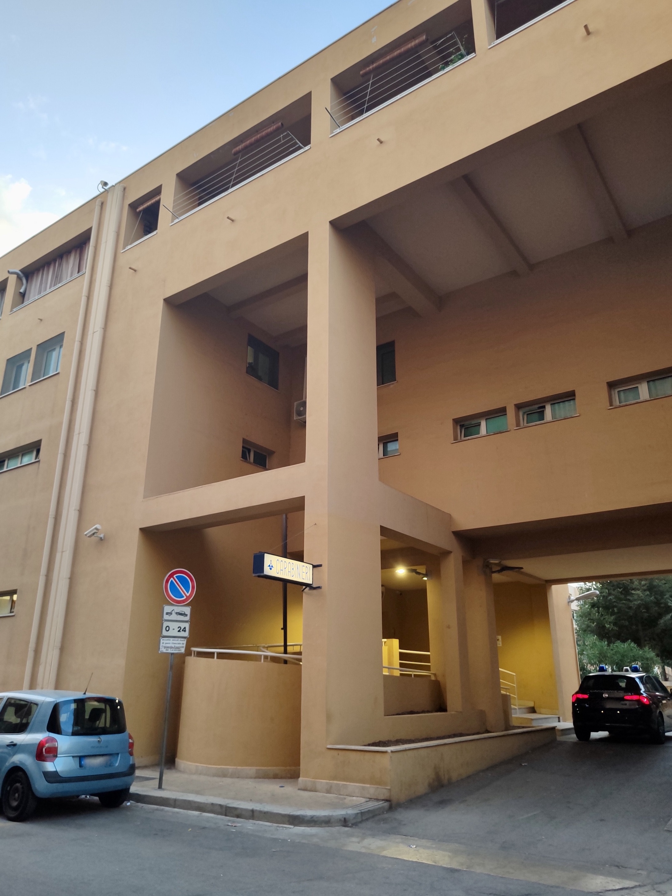 Particolare dell'edificio che ospita la caserma dei carabinieri