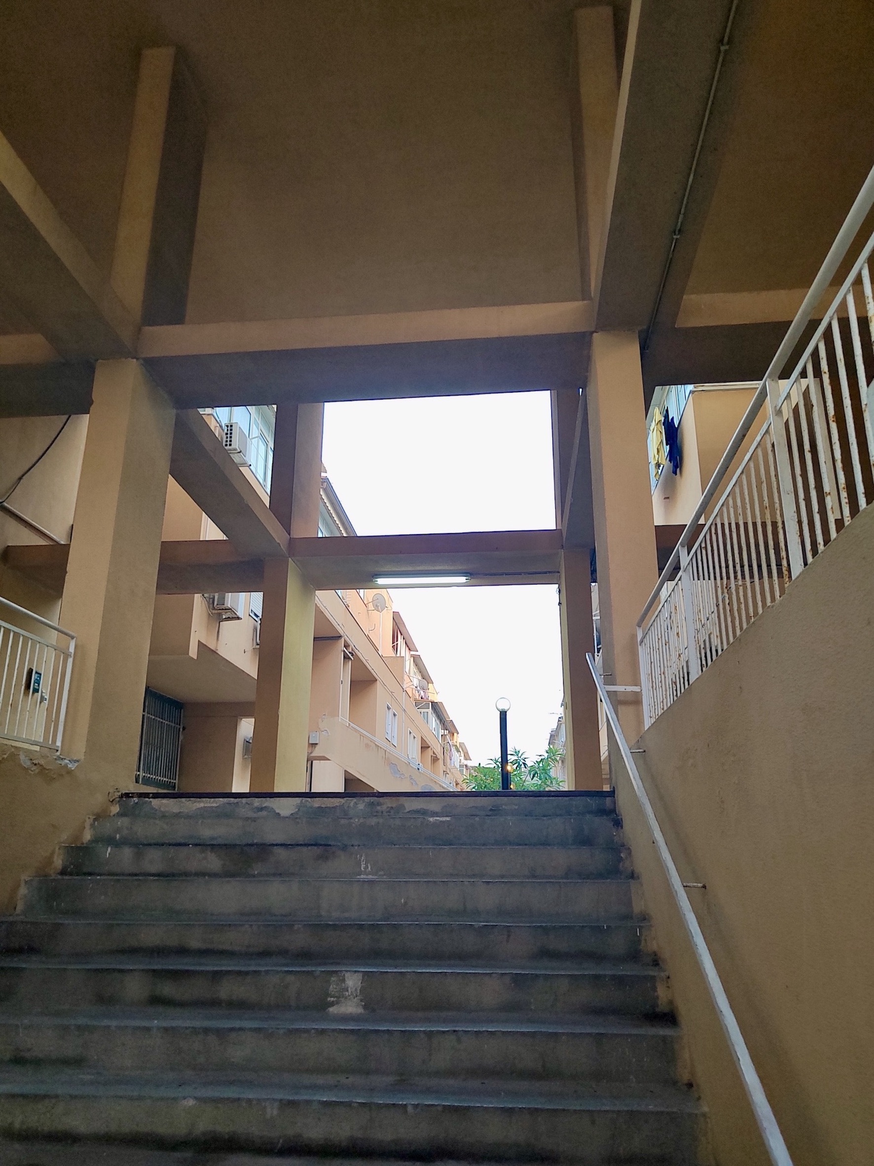 Accesso ad una zona pedonale tra insulae