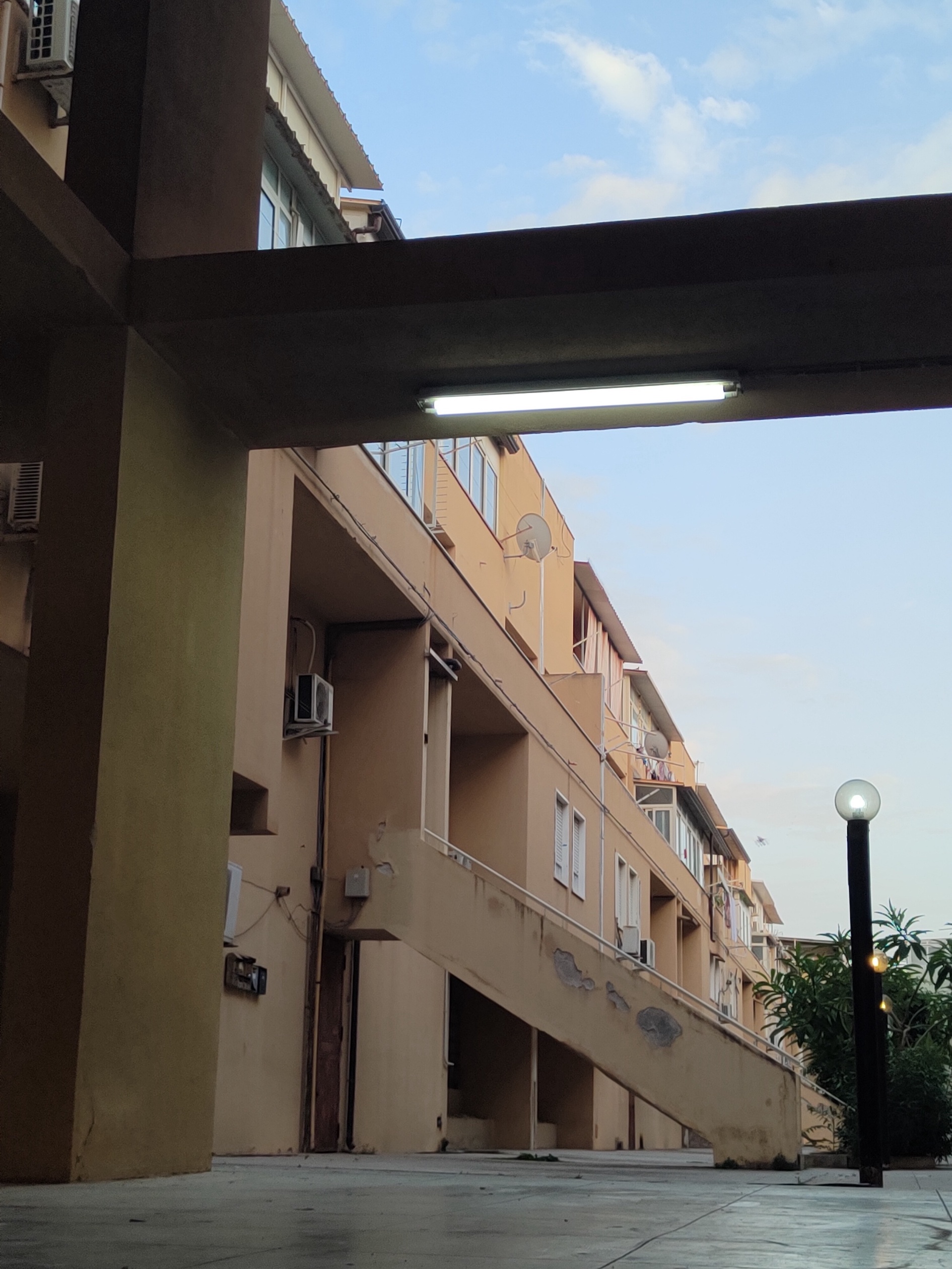 Particolare di una zona pedonale tra insulae