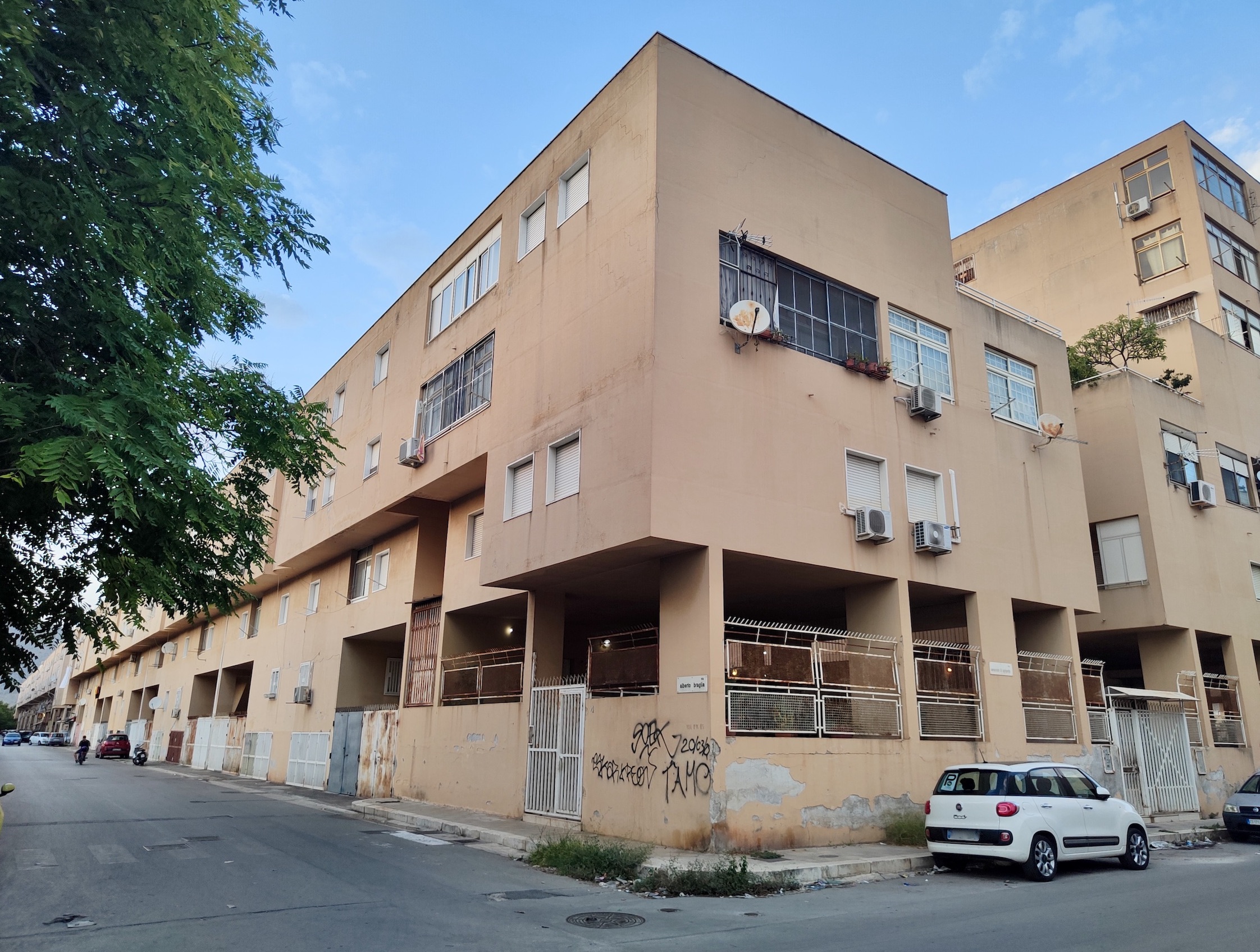 Dettaglio di un'insula in via Alberto Braglia