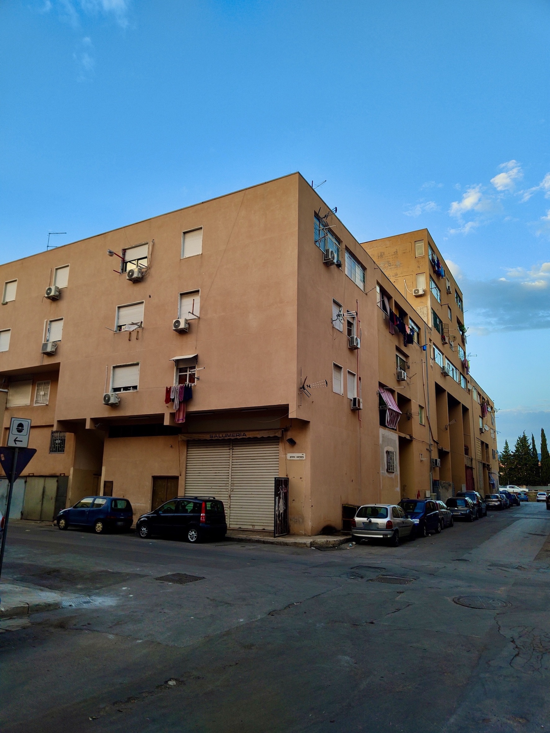 Dettaglio di un'insula con attività commerciale