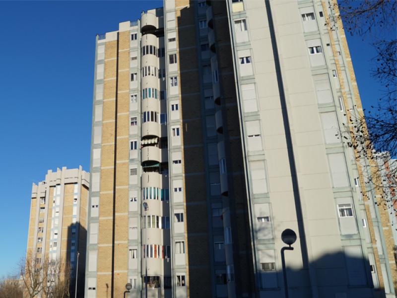 Vista della casa a torre e degli edifici adiacenti