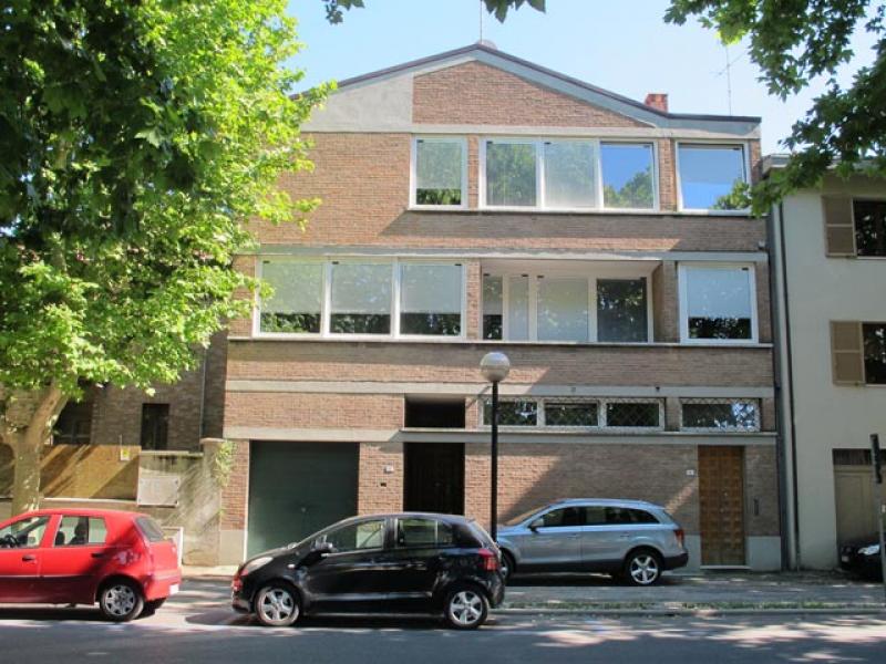 Vista del fronte principale su via Baldini