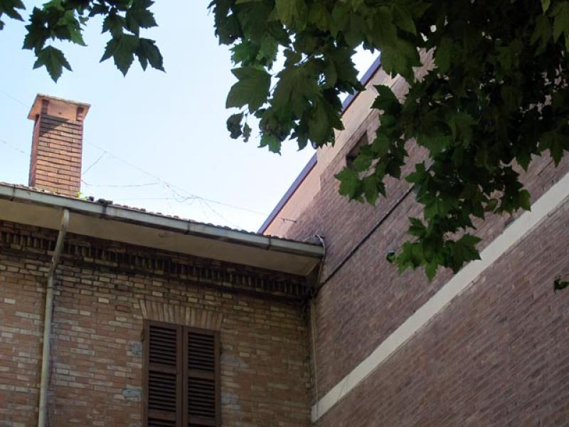 Dettaglio del raccordo con l’edificio adiacente