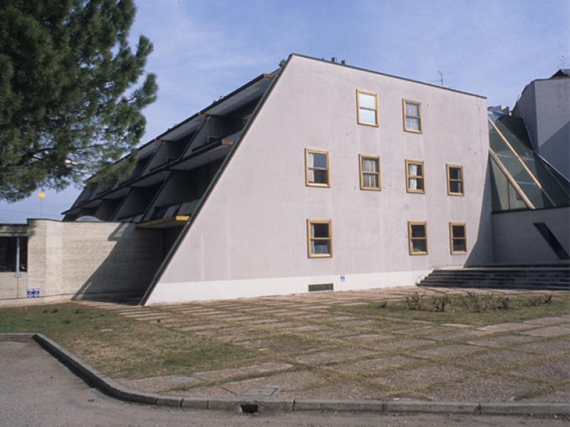 Esterno della Sede Operativa e Amministrativa di ITER, differenziazione delle facciate del corpo posto a sinistra dell'ingresso