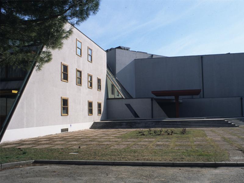 Vista laterale del volume d'ingresso alla Sede Amministrativa e Operativa di ITER con relazione tra le facciate dei due corpi del fabbricato