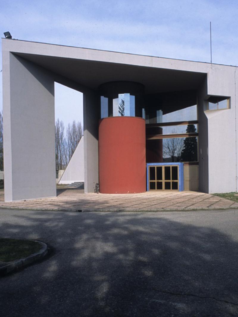 Vista di dettaglio sulla sporgenza acuta che termina l'edificio della Sede Amministrativa e Operativa di ITER in direzione della strada