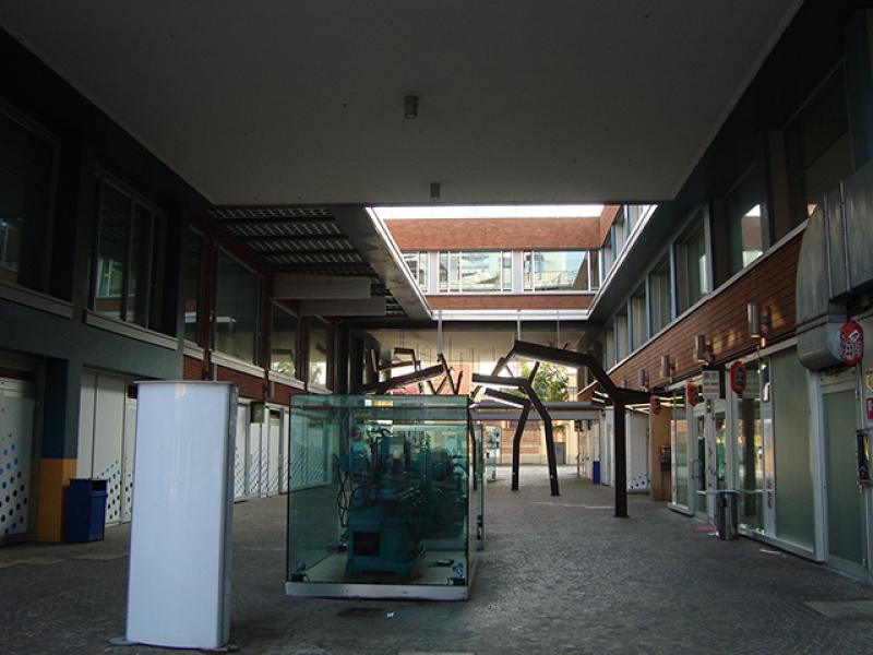 Veduta del cortile interno in cui si nota il solaio “sospeso” del primo piano