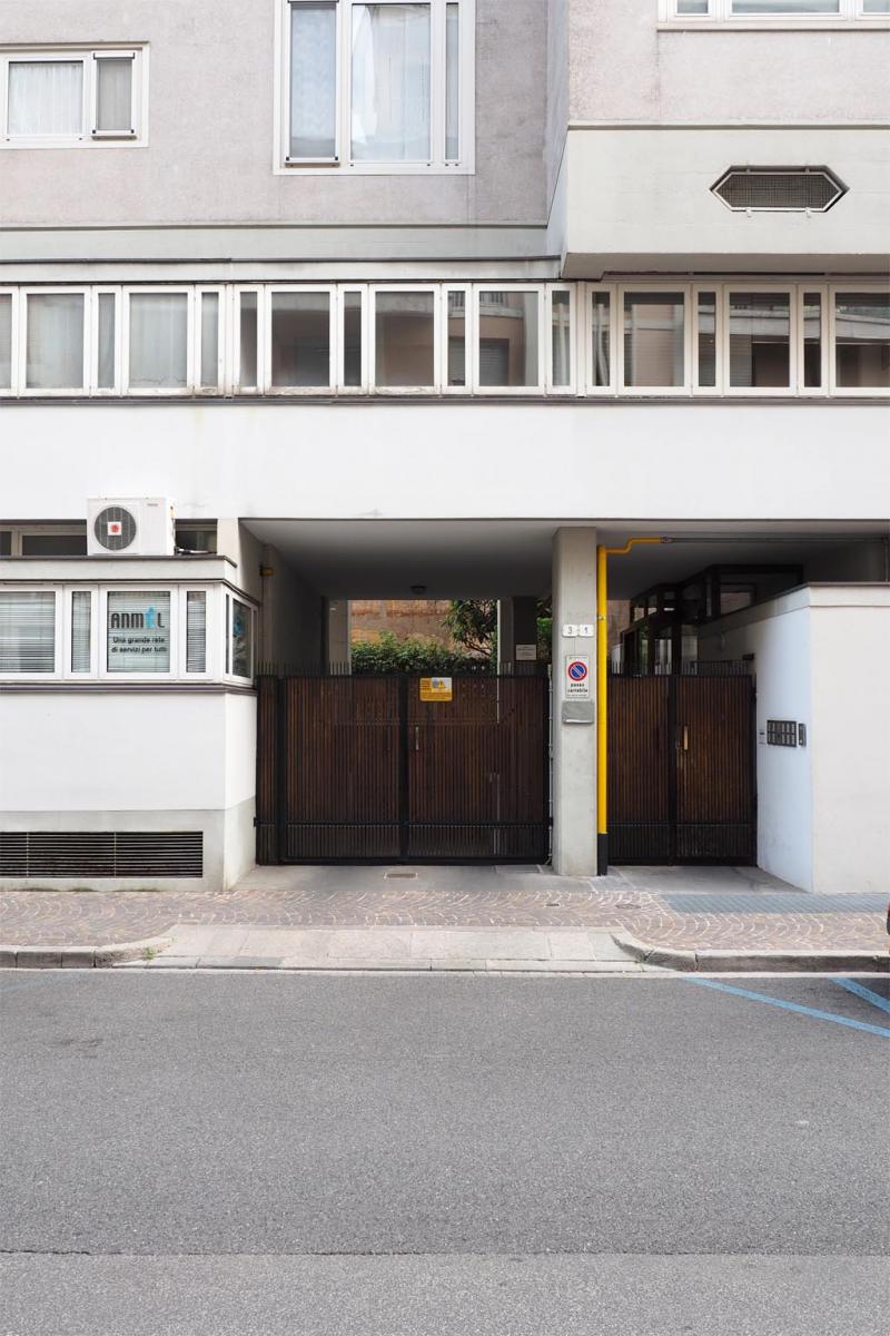 dettaglio della zona d'accesso ai garage