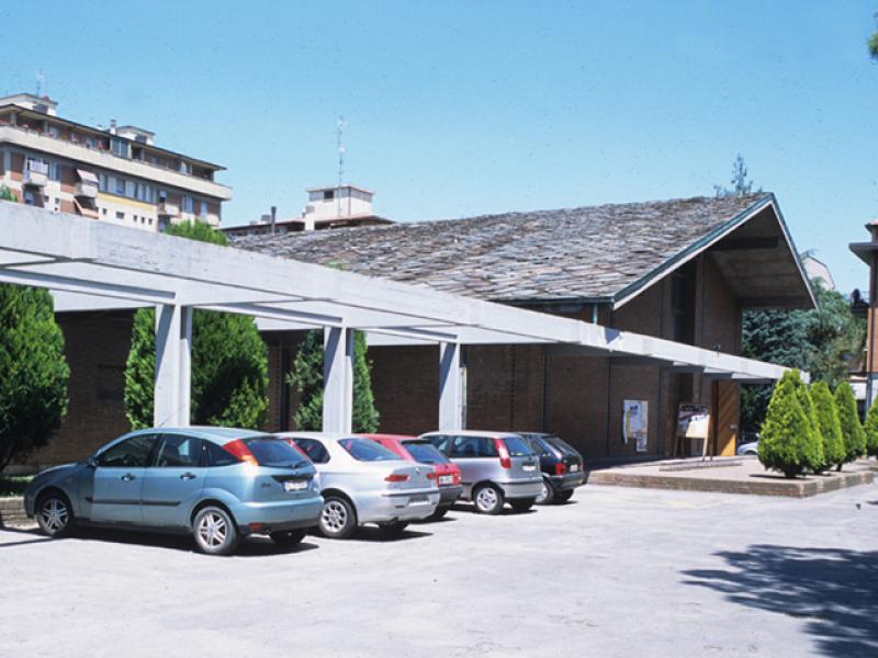 Esterno della Chiesa e vista del parcheggio coperto