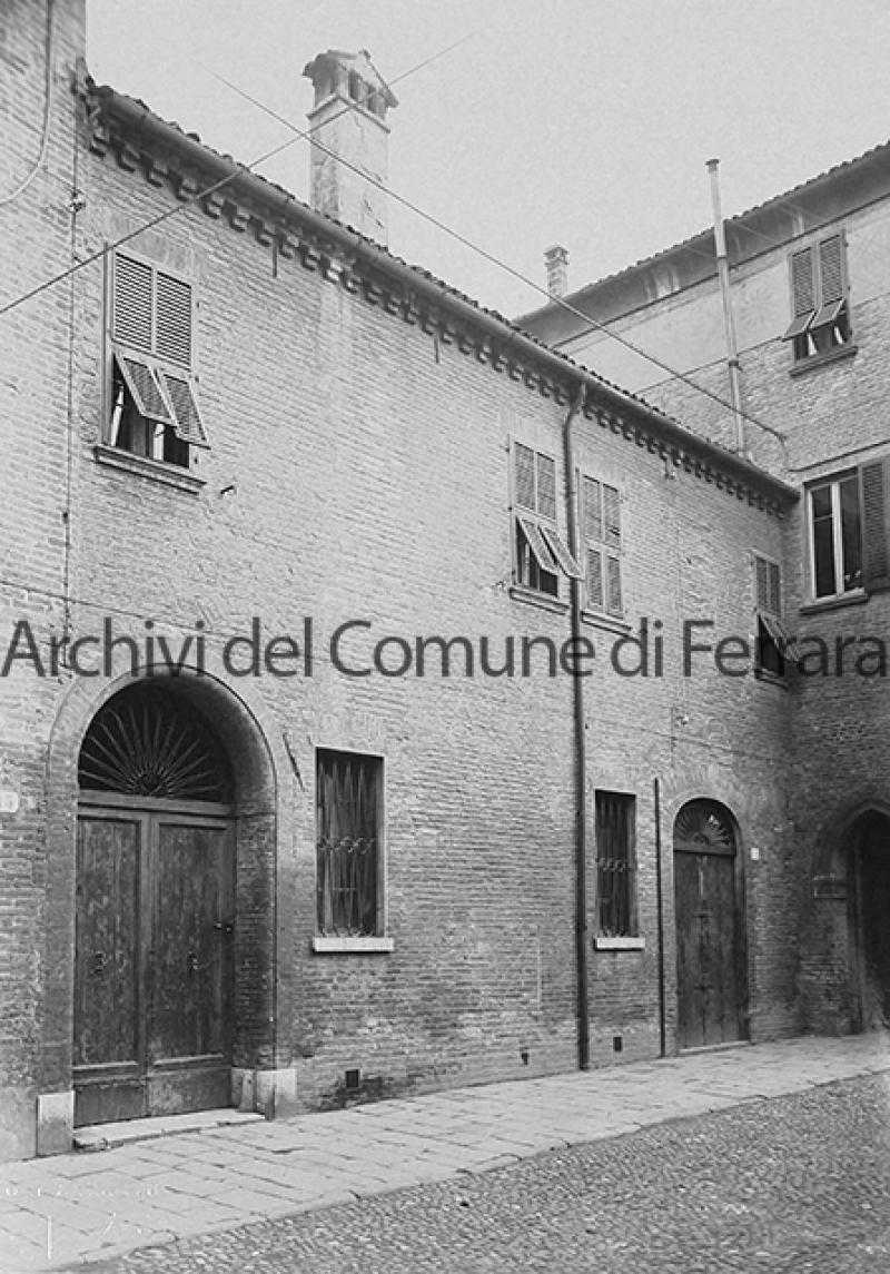 La facciata lungo via Giuoco del Pallone prima dei lavori