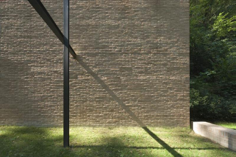 L'ombra della Croce sul muro che si sposta durante il giorno