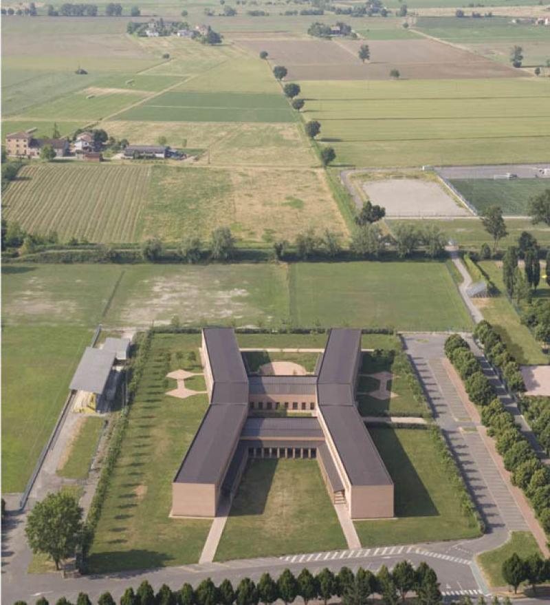 L'edificio, di sembianze vagamente umane, calato con misura nel paesaggio nocetano