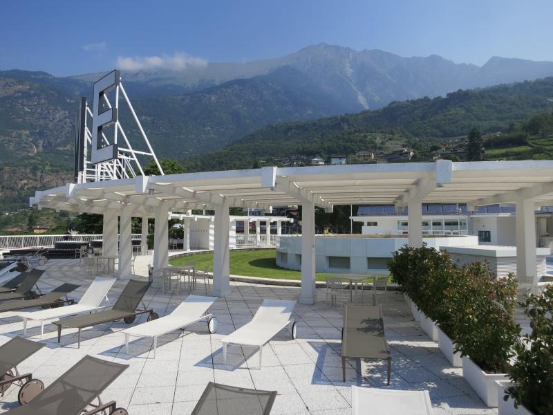 La terrazza, con la tettoia e al centro la lanterna