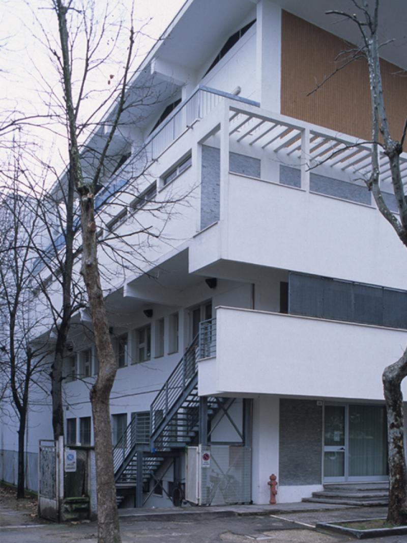 Vista di scorcio del fianco del complesso