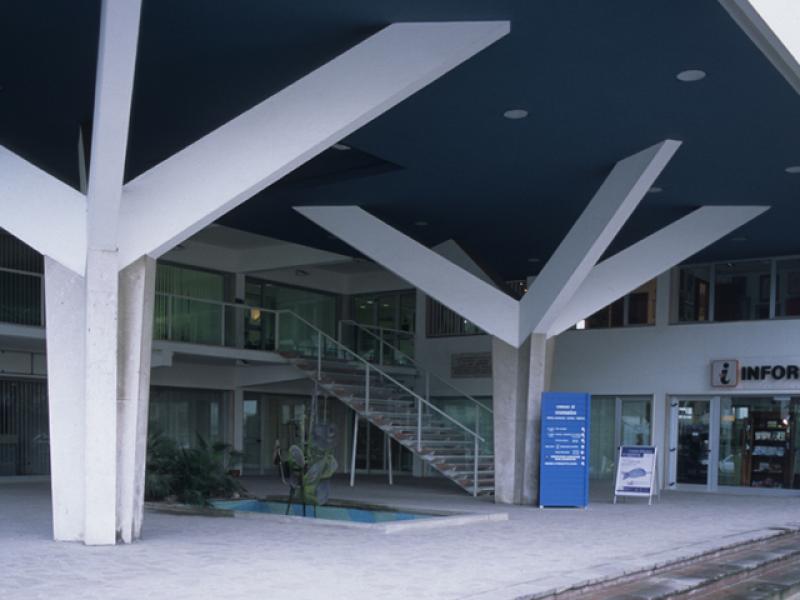 Vista di dettaglio sui piloni ramificati della piazza