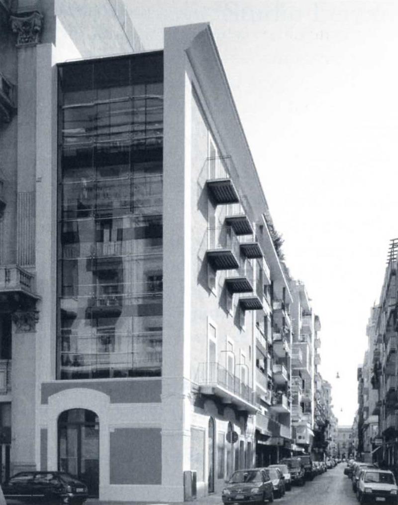 Prospetto laterale, veduta da Via Roberto da Bari