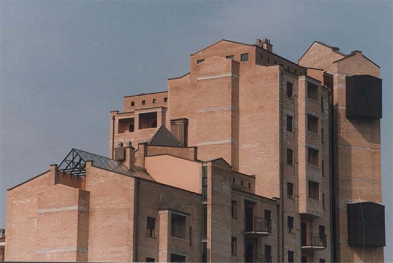 Vista prospettica del complesso, in cui si apprezza il gioco di volumi e il rapporto pieni-vuoti dell'intero complesso