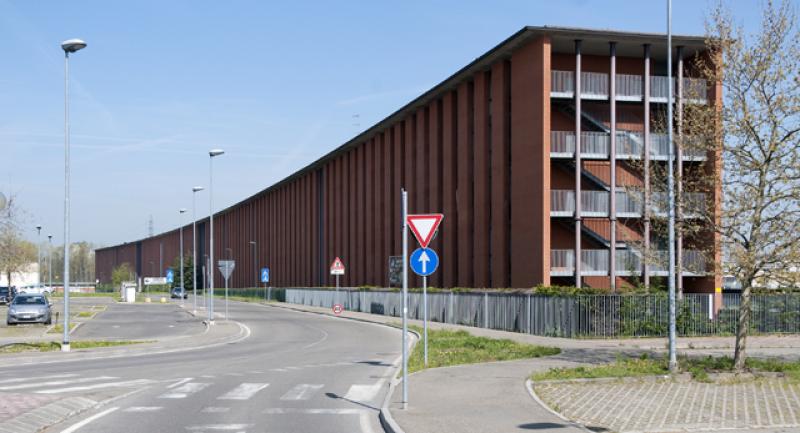 Vista dalla rotatoria di ingresso verso il muro incurvato del campus