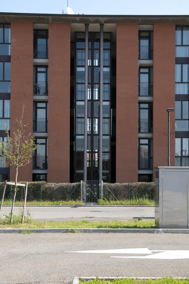 Dettaglio di un ingresso in una parte dell'edificio che accoglie le residenze per studenti