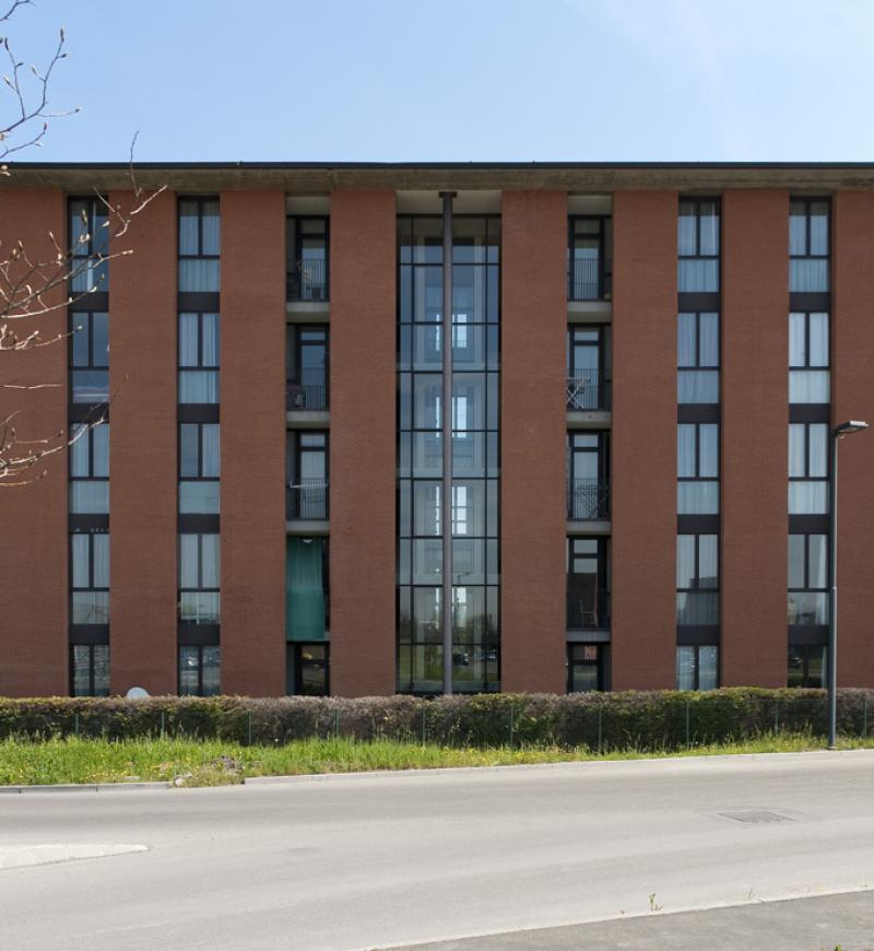 Dettaglio della facciata in corrispondenza di un vano scale nell'edificio che accoglie le residenze per studenti