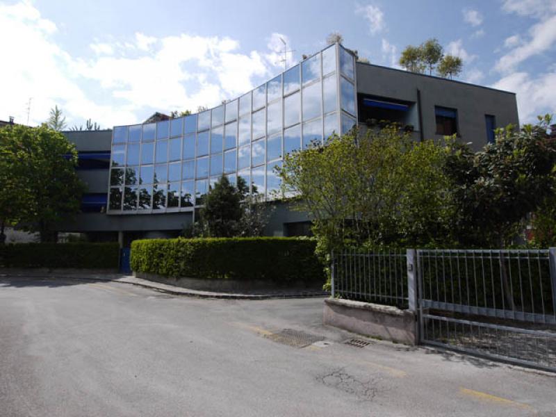 Vista della parete di vetro