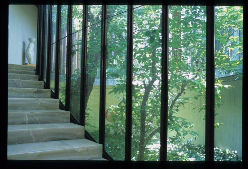 Vista dall’interno della scala sul giardino interno