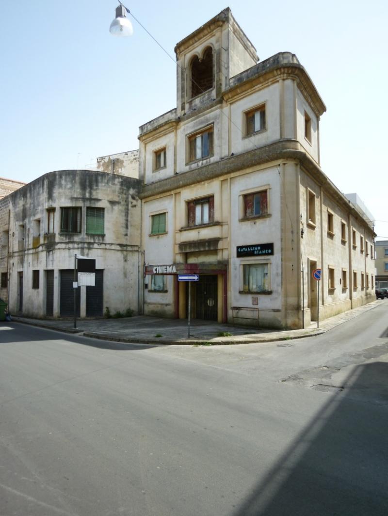 Esterno, fronte su via Giuseppe Grassi