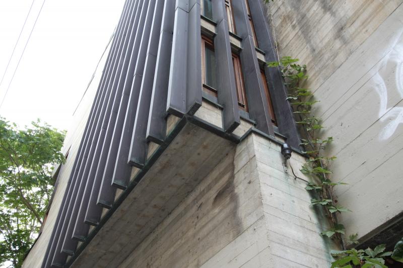 Dettaglio della gabbia in cor-ten a schermatura delle aperture sul prospetto Est