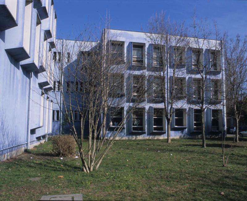 Vista di un prospetto dell'istituto tecnico commerciale G. Compagnoni