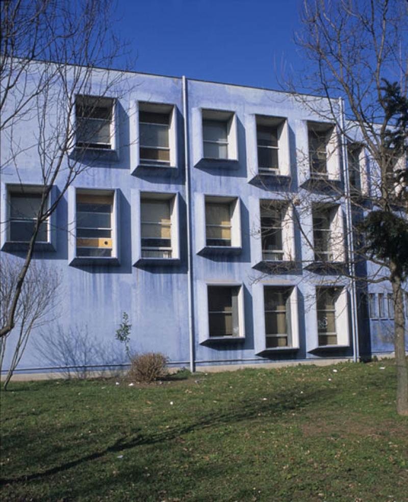 Vista frontale delle bucature dell'istituto tecnico commerciale G. Compagnoni