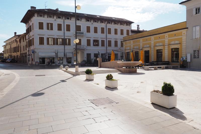 la piazza verso ovest