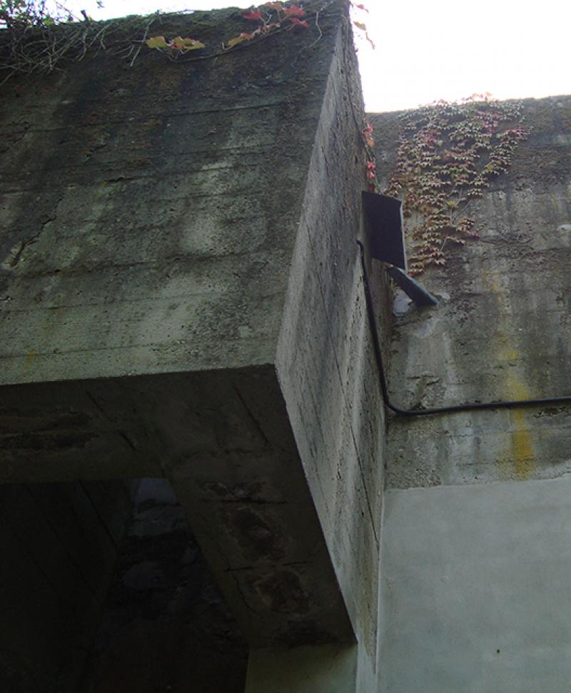 Particolare costruttivo del balcone prospiciente l’ingresso di un edificio unifamiliare