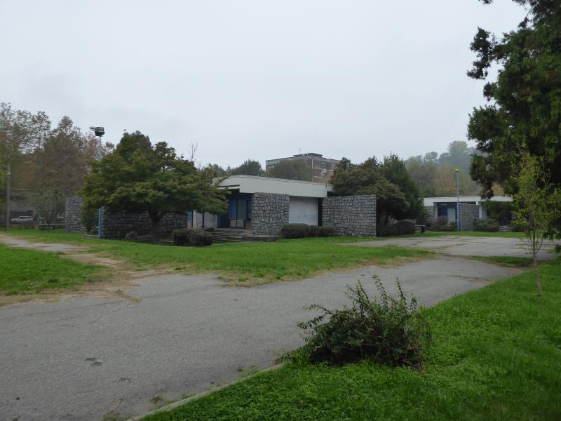 Veduta esterna del complesso scolastico, vista di due nuclei, 2019 