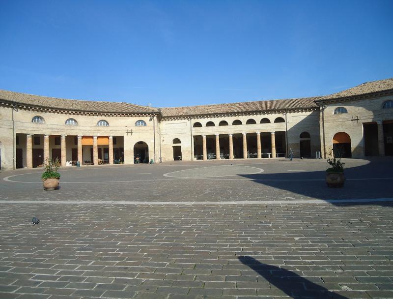 esterno, vista dal Foro Annonario