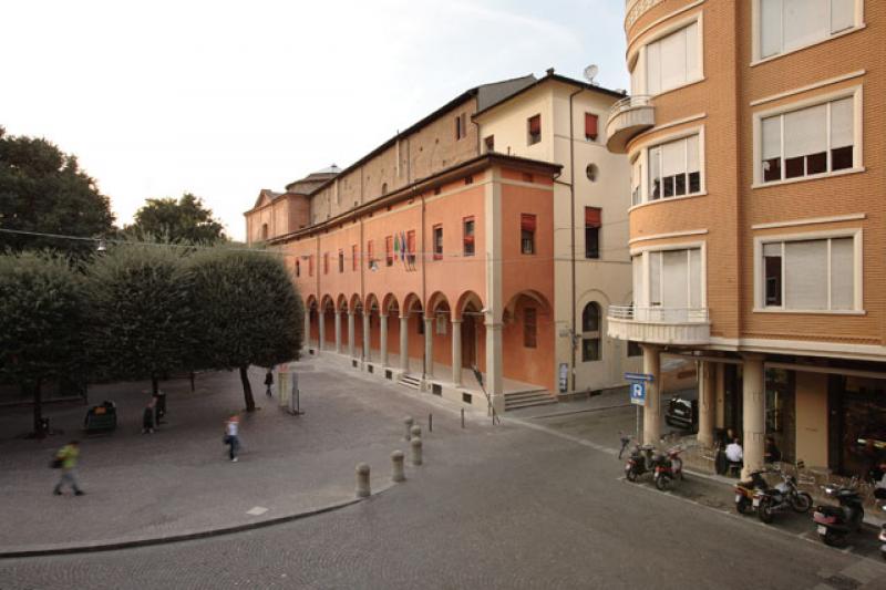 Vista del fronte della Pinacoteca su piazza Puntoni