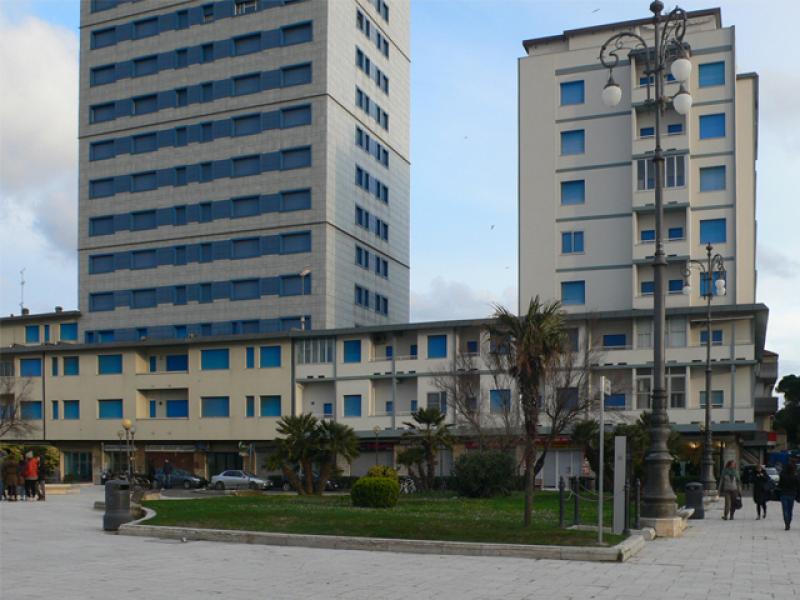 Vista del basamento del grattacielo da piazza Andrea Costa