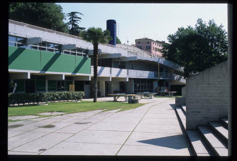 Vista del complesso da un percorso del parco